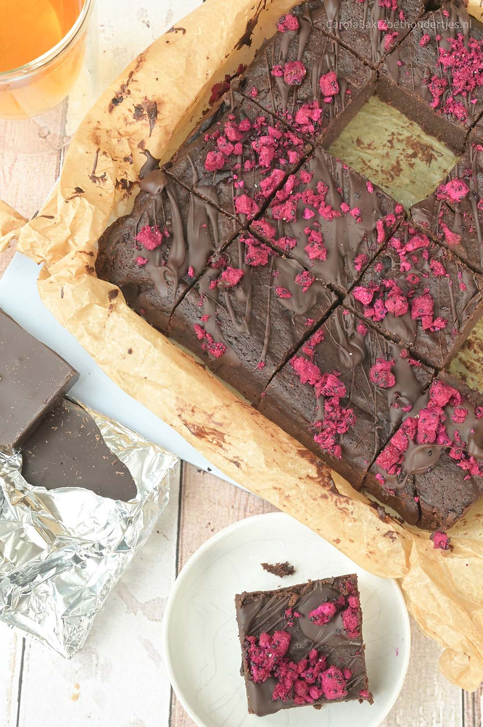De koolhydraatarme brownies bevatten gevriesdroogd drakenfruit bovenop met een fantastische kleur