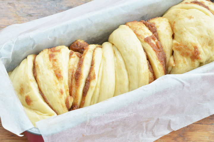 Luxe gedraaid brood met sticky kaneel en suikervulling