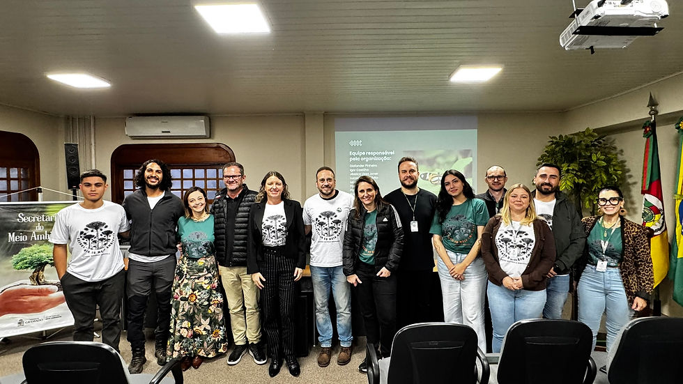 Equipe da Secretaria do Meio Ambiente de Gramado: Guilherme da Rosa, estagiário;  Lucas Moreno,fiscal  ambientalista; Cris Bandeira, secretária; Rafael Ronsoni, vereador; Karen Nubia, secretária Adjunta; Rodrigo Ludwig, secretário Adjunto; Patrícia Kolbe, bióloga; Igor Castilhos, diretor de Licenciamento; Maria Herlinho Laneczek, fiscal ambientalista; Jessica Joner, bióloga; Diofander Pinheiro, técnico agrícola; Luciane Bervanger , coordenadora. Créito: Tela Tomazeli