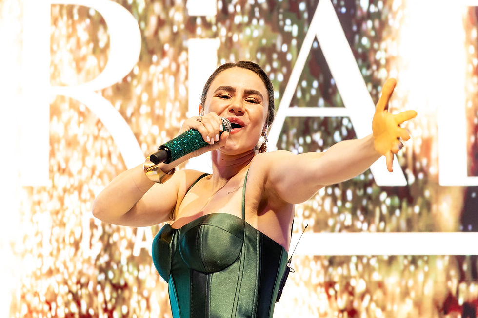 Paola Delazzeri, da Triadi Música, que interpretou os sucessos no Magic Debut, o baile de debutantes do Recreio da Juventude - Crédito: Eduardo Maccagnan
