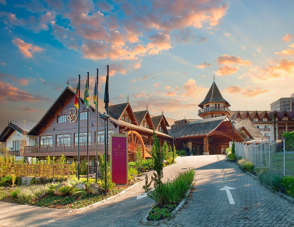 O Hotel Bella Gramado fica na avenida que liga Gramado a Canela, na rodovia RS 235. A estrutura conta com piscina aquecida, academia, café da manhã e o transporte oficial. Os hóspedes dessa unidade têm acesso garantido à Luminous Exclusive Party, ao Frontstage da Mirada Gramado e ao setor VIP do Greenvalley Gramado. Foto: Divulgação