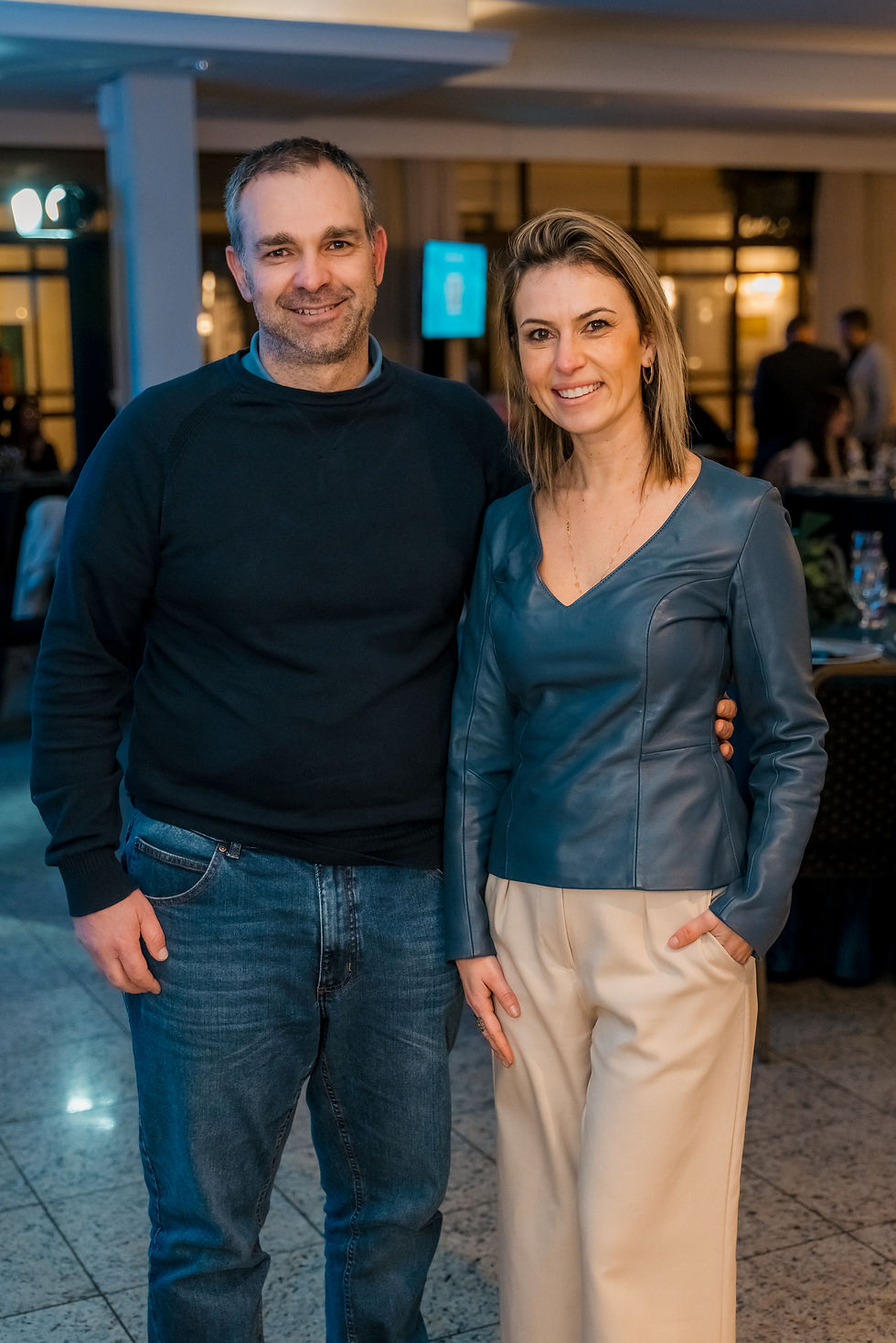 Roger Mendes aplaudiu sua esposa, a Dra. Mavi Lizana Betanin, uma das homenageadas no jantar – Crédito: Lucas Dall Agnol
