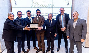 Rafael Ronsoni representa o Legislativo de Gramado em homenagem a Prawer Chocolates