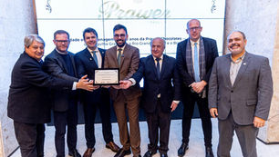 Rafael Ronsoni representa o Legislativo de Gramado em homenagem a Prawer Chocolates