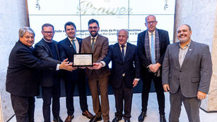 Rafael Ronsoni representa o Legislativo de Gramado em homenagem a Prawer Chocolates