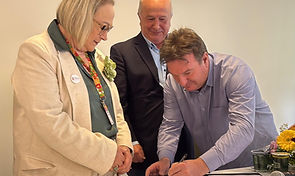 Dermatologia em foco no Hospital Arcanjo São Miguel; Gramado monta estruturas do Natal Luz e oferece Vagas de Emprego