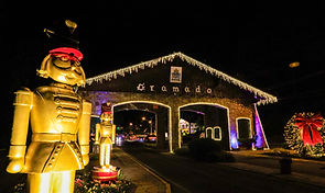 Caminhada com velas e concerto na Rua Coberta abrem o 40° Natal Luz de Gramado