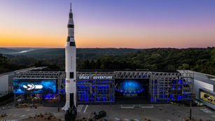 Pais 'embarcam' para a lua em celebração especial no Space Adventure Canela