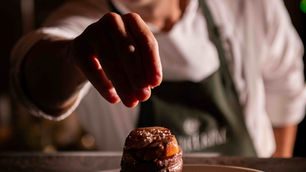 Catherine monta mesa ao ar livre para celebrar o verão na Serra Gaúcha