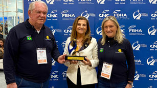 Marta Rossi com os CEOs do Mercado & Eventos, Roy Taylor e Rosa Masgrau. Foto: Marthina Sorgetz/Festuris