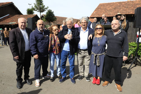 Noréh Michalski e família com autoridades.