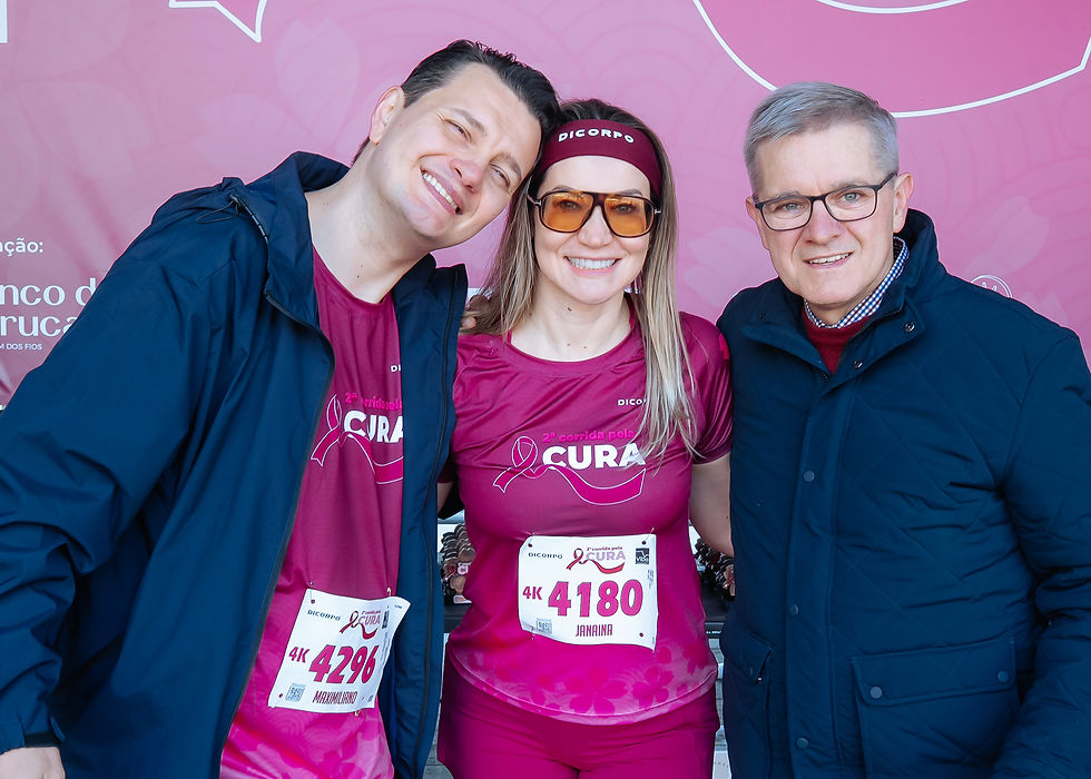 O médico Maximiliano Kneubil levou seus afagos para sua esposa, Janaína Brollo, idealizadora da Corrida, o evento contou com a benção do Frei Jaime Bettega – Crédito: Leandro Araújo