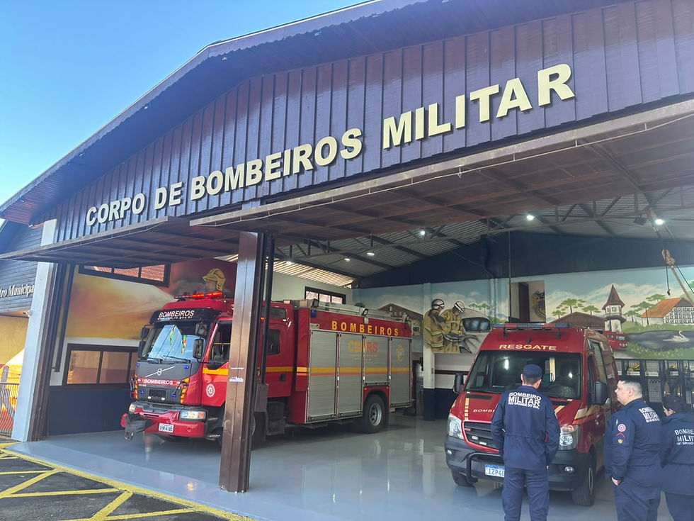 Corpo de Bombeiros de Gramado já está usando novamente a garagem superior do quartel para os caminhões e viaturas mais pesadas, oito anos depois de fissuras na estrutura do prédio terem forçado a mudança dos veículos para a parte de baixo do imóvel.