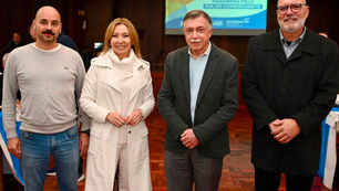 O primeiro vice-presidente da CDL Caxias, Mateus Formolo, a presidente do Sindilojas Caxias, Marcia Costa, e o presidente do Sindigêneros Caxias, Volnei Basso (D), promoveram o almoço alusivo ao Dia do Comerciante e receberam o prefeito de Caxias do Sul, Adiló Didomenico. Crédito: Fabio Grison.