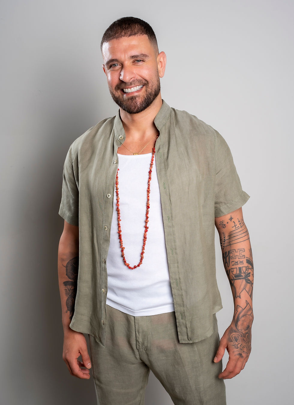 Diogo Nogueira já se uniu a orquestras, como a Orquestra Ouro Preto e a Jazz Sinfônica Brasil, em apresentações que misturam o samba com arranjos sinfônicos. Crédito: Divulgação