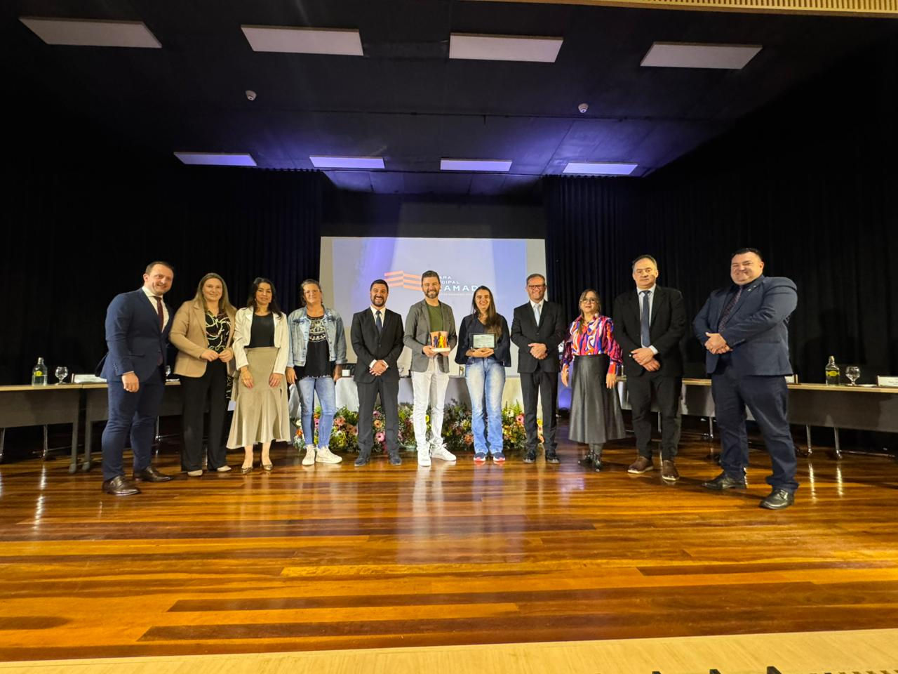 Natália Bertoldi Corrêa e Gláucia Schabarum