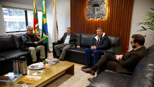 Os prefeitos de Gramado, Nestor Tissot, e de Caxias do Sul, Adiló Didomenico; secretário de Turismo de Gramado, Ricardo Bertolucci, e secretário de Planejamento e Parcerias Estratégicas de Caxias do Sul, Antonio Feldmann. Foto: Divulgação