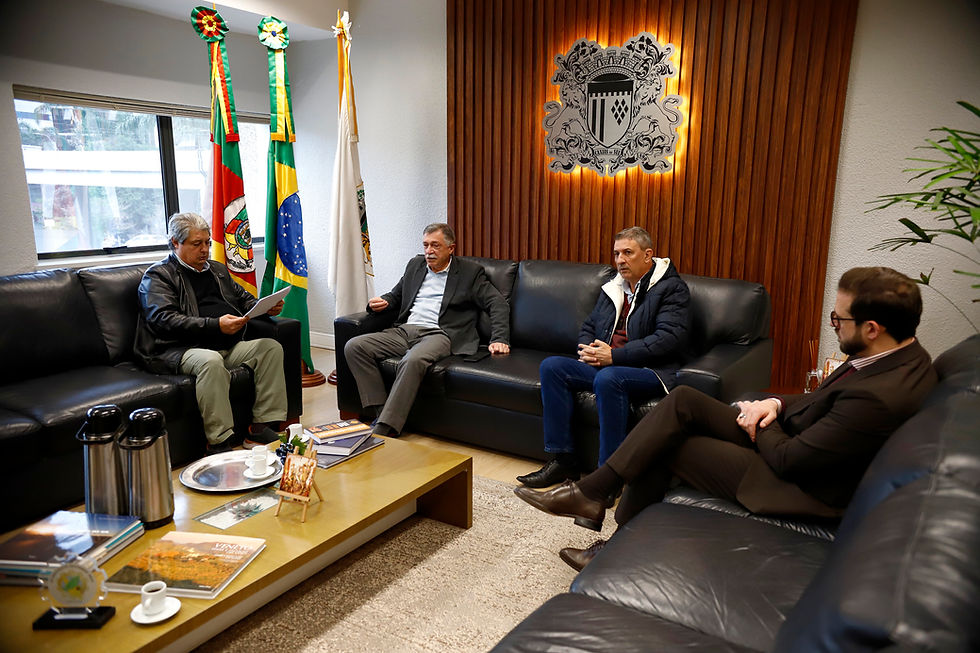 Os prefeitos de Gramado, Nestor Tissot, e de Caxias do Sul, Adiló Didomenico; secretário de Turismo de Gramado, Ricardo Bertolucci, e secretário de Planejamento e Parcerias Estratégicas de Caxias do Sul, Antonio Feldmann. Foto: Divulgação