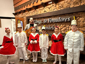 Alunos dos 4ºs e 5ºs anos participaram da Sessão Ordinária desta segunda-feira (28). O desfile reunirá toda a escola no dia 4 de dezembro, no bairro Floresta. Foto: Divulgação.