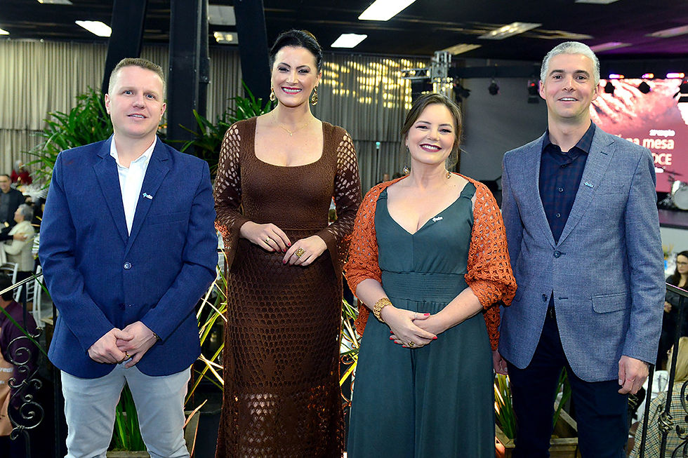 O presidente da ADCE, Vagner Stefan, com a vice-presidente da entidade, Lisandra De Bona, a presidente do conselho consultivo da associação, Janete Buniatti, e o coordenador do Tá na Mesa com a ADCE, Alex Tonietto, comemoram o sucesso da 22ª edição do jantar beneficente, que foi realizado no último dia 23 de agosto, no Tulipa Restaurante, nos Pavilhões da Festa da Uva - Crédito Jonas Rosa