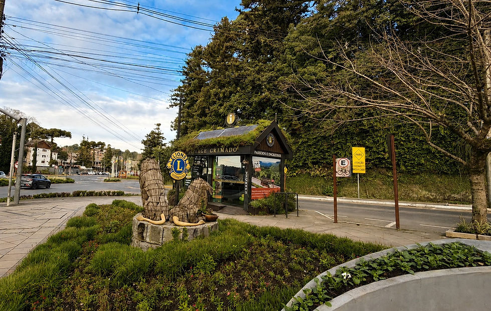 Gramado foi escolhida como a única cidade brasileira para integrar a fase de diagnóstico técnico da Rede Ibero-americana de Destinos Turísticos Inteligentes (RIDTI). Aqui uma imagem do leão do Lions Clube de Gramado, ao fundo concierge de informações. Foto: Tela Tomazeli
