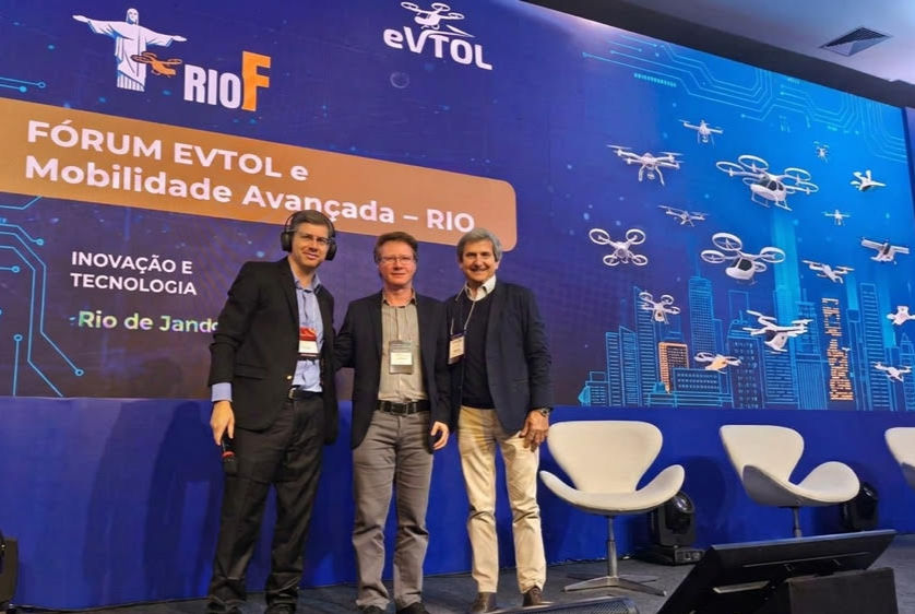 Gustavo Ribeiro, organizador do Fórum eVTOL, Carlos Alberto Bertotto, da FlyBIS e Jaime Sirena. Foto: Divulgação