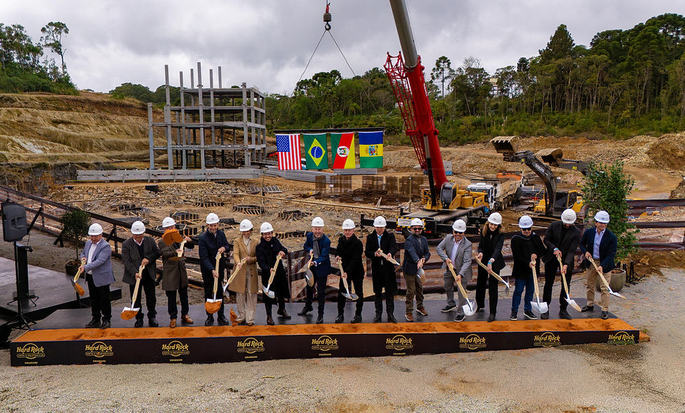 As pás em formato de guitarra foram utilizadas pelas autoridades para marcar o início das obras do Hotel Hard Rock Gramado, que já estão em andamento. Fotos: Tela Tomazeli