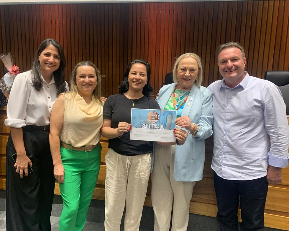 Enfermeira Ellen Regina Pedroso, coordenadora da Vigilância Epidemiologica; Vera Lopes, vacinadora; enfermeira Flávia Oliveira, diretora da Vigilância em Saúde de Gramado; Arita Bergmann, secretária da Saúde do RS e Jeferson Moschen, secretário da Saúde de Gramado. Crédito: Divulgação