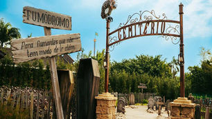 Parque Beto Carrero inaugura área de fumantes com temática de cemitério