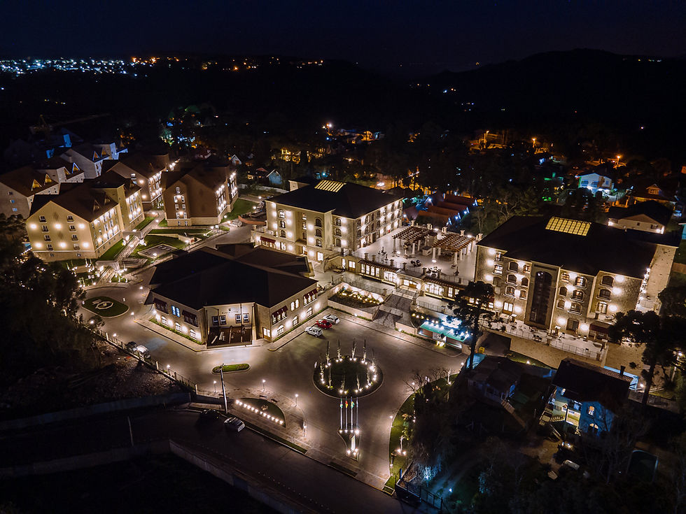 Gramado vai sediar, pela primeira vez, o Vogue Celebra. O evento da Vogue Brasil acontece no hotel Buona Vitta, na Serra Gaúcha, e chega à sua quarta edição com uma homenagem ao cinema nacional.
A escolha do Buona Vitta não é aleatória. O resort se destaca pela arquitetura inspirada na Toscana, uma das regiões mais exuberantes da Itália.