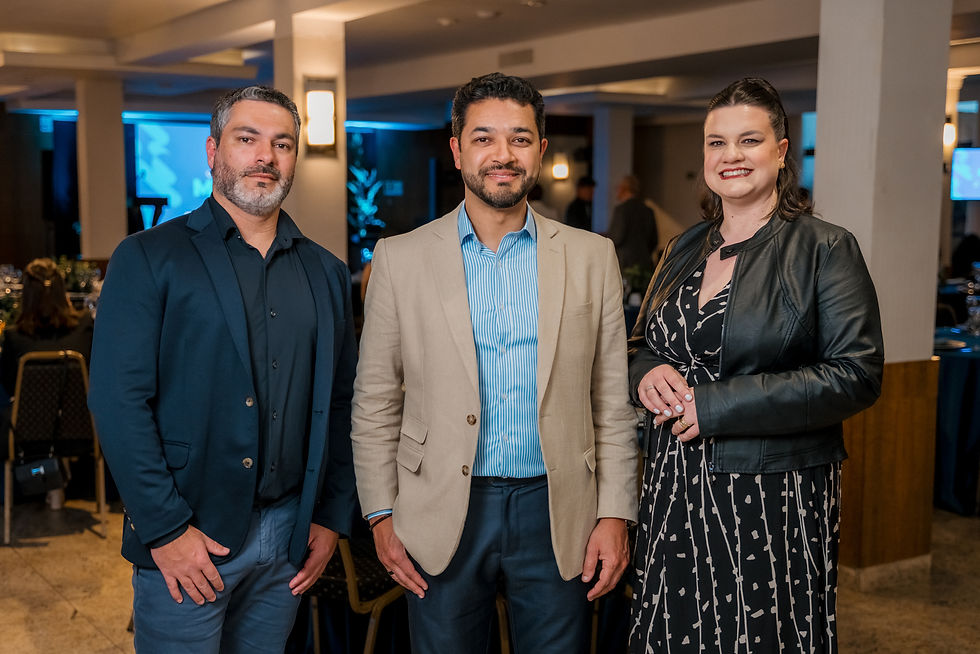 Leonardo Guedes Marques, Joel Gil e Renata Zini Gil recepcionaram os convivas durante o jantar palestra que celebrou os sete anos da Dom – Clínica do Movimento – Crédito: Lucas Dall Agnol