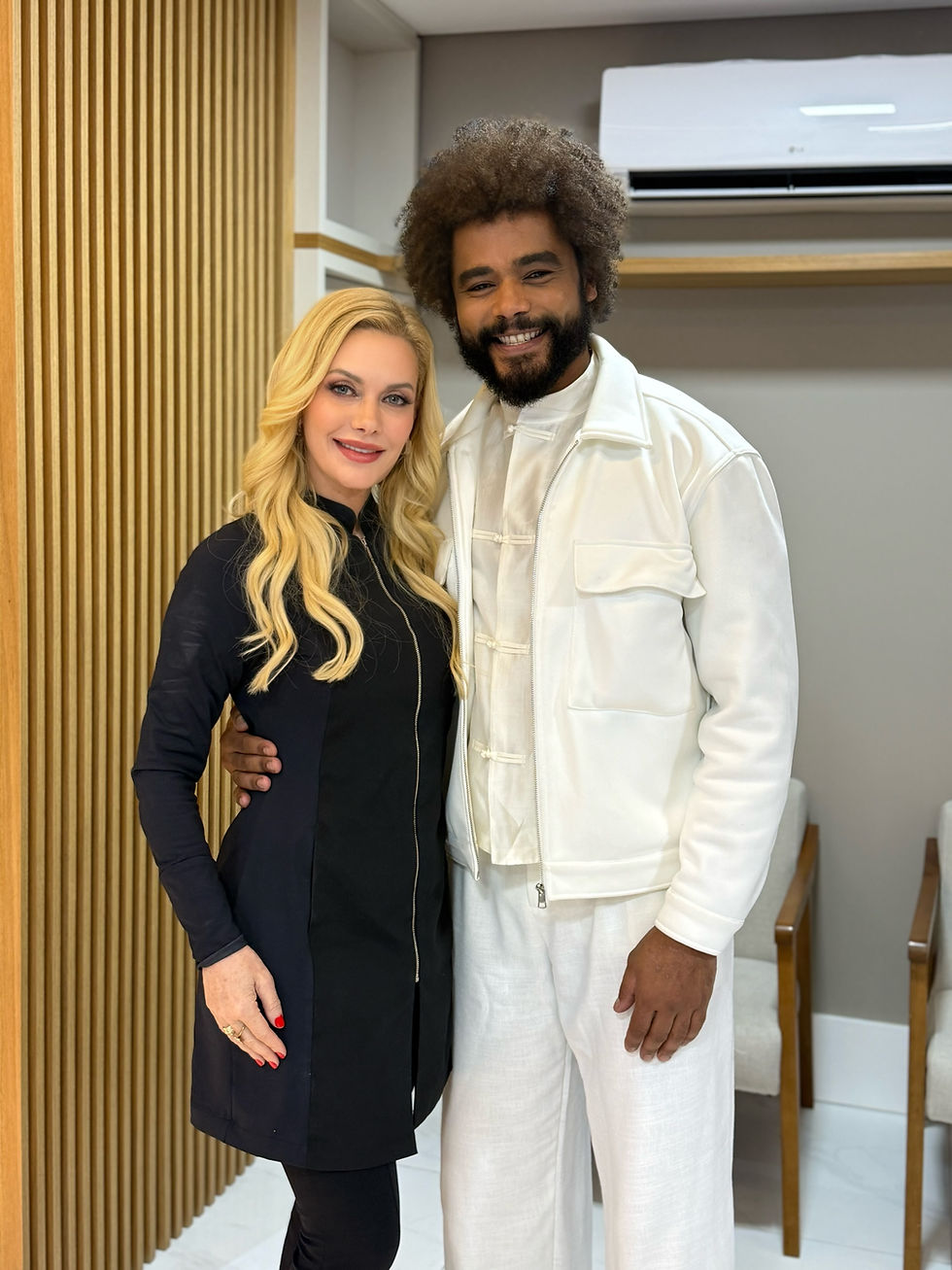 A doutora Simone Bardini, à frente da Clínica Bardini & Bernini, ao lado do ator Diogo Almeida, que realizou gerenciamento de pele durante imersão estética – Arquivo pessoal