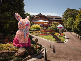 Páscoa: Hotel Casa da Montanha cria coelho gigante com 8,6 mil hortênsias para celebrar a Páscoa em Gramado