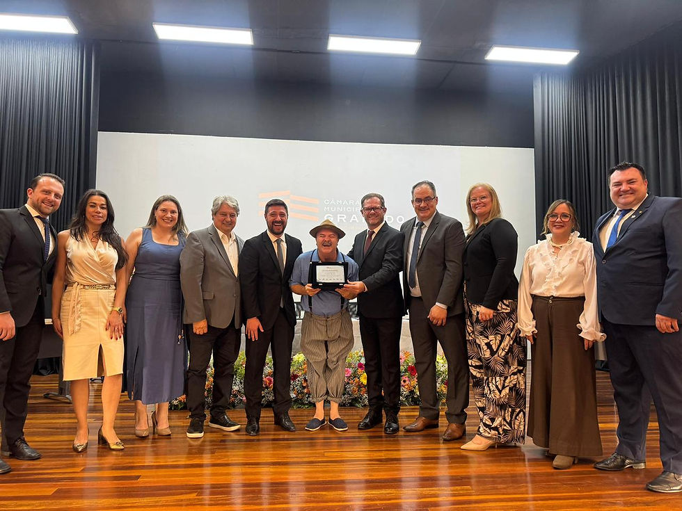 “Se eu falar, eu choro. Esta é uma noite para celebrar, dar boas risadas e vibrar por Gramado. É uma honra chamar esta terra de lar”, destacou Paulinho. Crédito: Divulgação