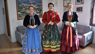 Soberanas do Folclore Alemão de Nova Petrópolis apresentam trajes oficiais