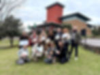 Guiados por um manifesto global, os integrantes do Urban Sketchers Gramado desenham diretamente no local a partir da observação real, registrando com fidelidade as cenas que testemunham. Sem padrões engessados, o projeto celebra os estilos individuais para contar histórias sobre a região e mostrar o mundo, um desenho de cada vez