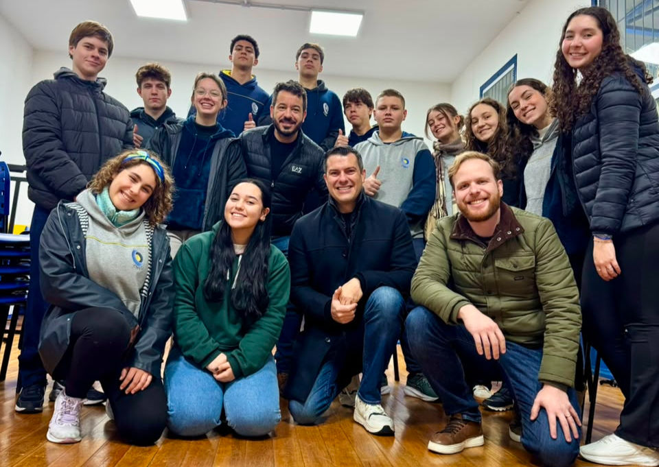 Os profissionais Roger Wingert, Felipe Beis, Rafael Adam, Guilherme Blum, Luca Zanchi e Yuri Nienow, com os jovens alunos apropriando-se do empreendedorismo. Foto: Divulgação