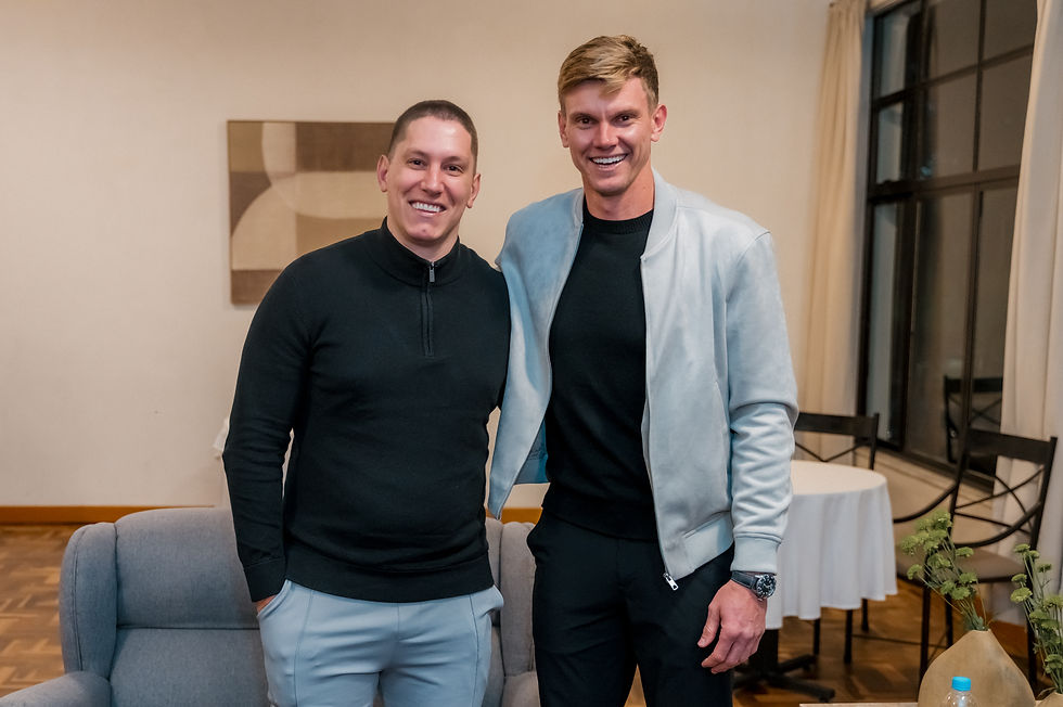 O palestrante da última sexta-feira, Jakson Follmann, reencontrou Douglas Friedrich, colega goleiro durante evento no Samuara Hotel – Crédito: Lucas Dall Agnol