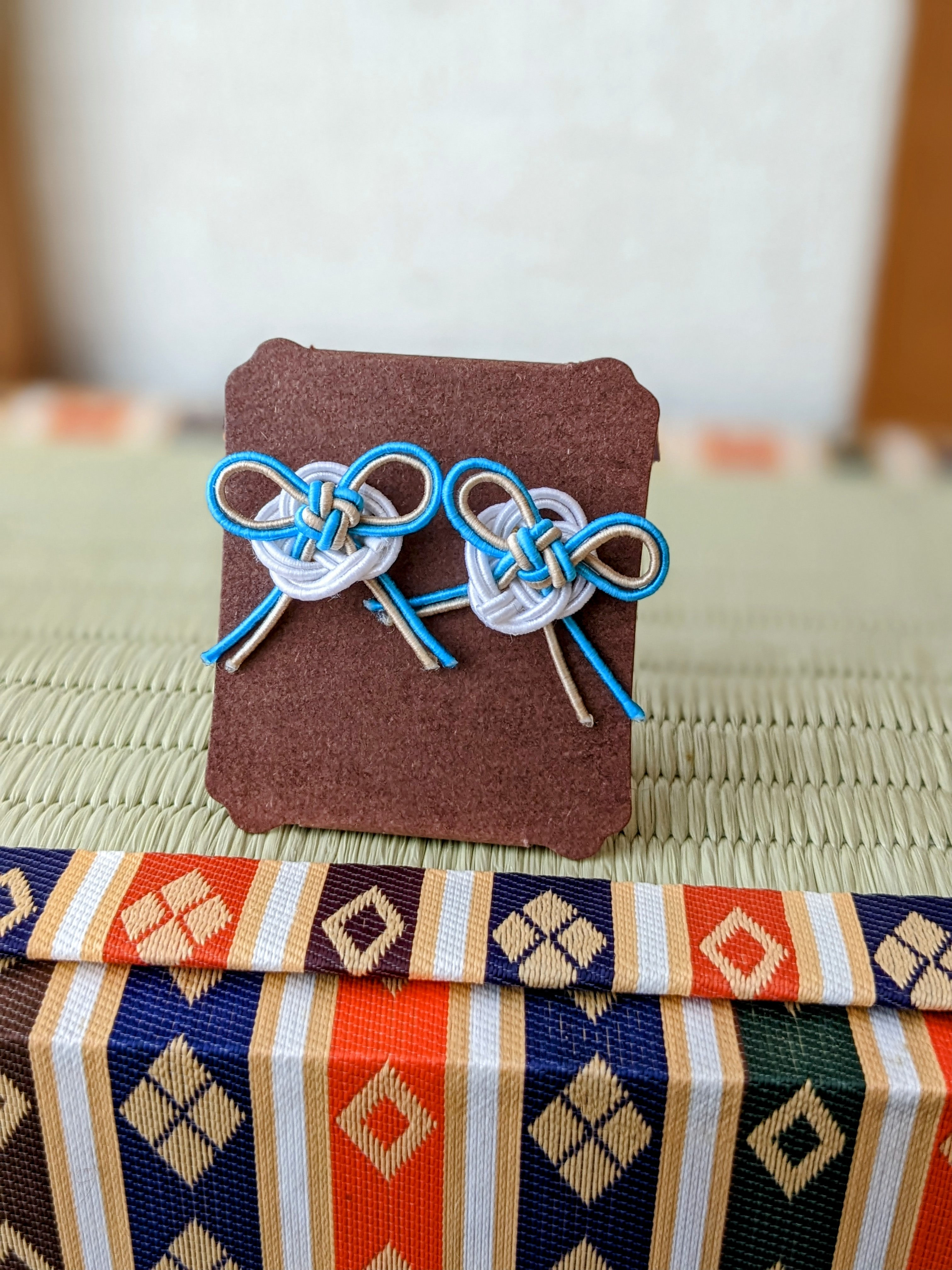 水色ベージュのフェミニンピアス