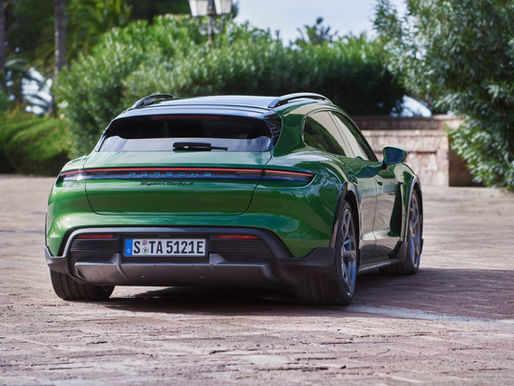 The world premiere of the Cross Turismo: the all-rounder among electric sports cars