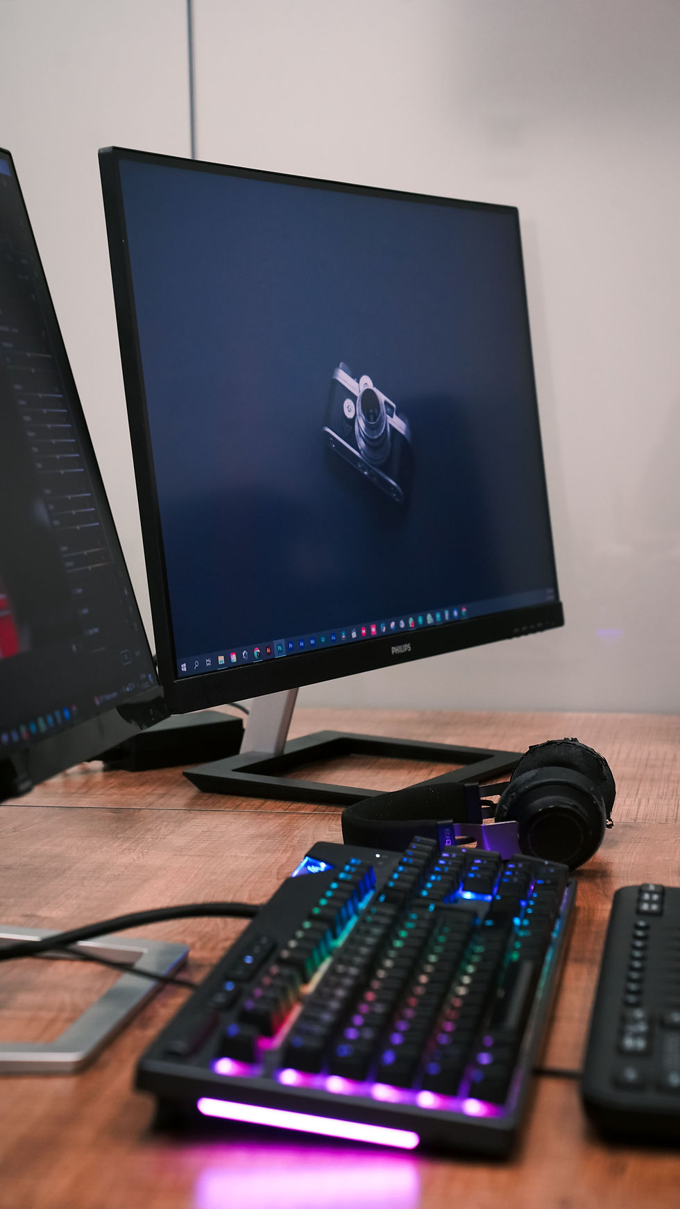 Um computador com dois monitores um teclado e um mouse