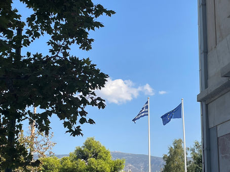 Griechenlandflagge und Europaflagge vor blauem Himmel