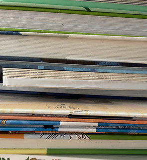 Gestapelte Bilderbücher