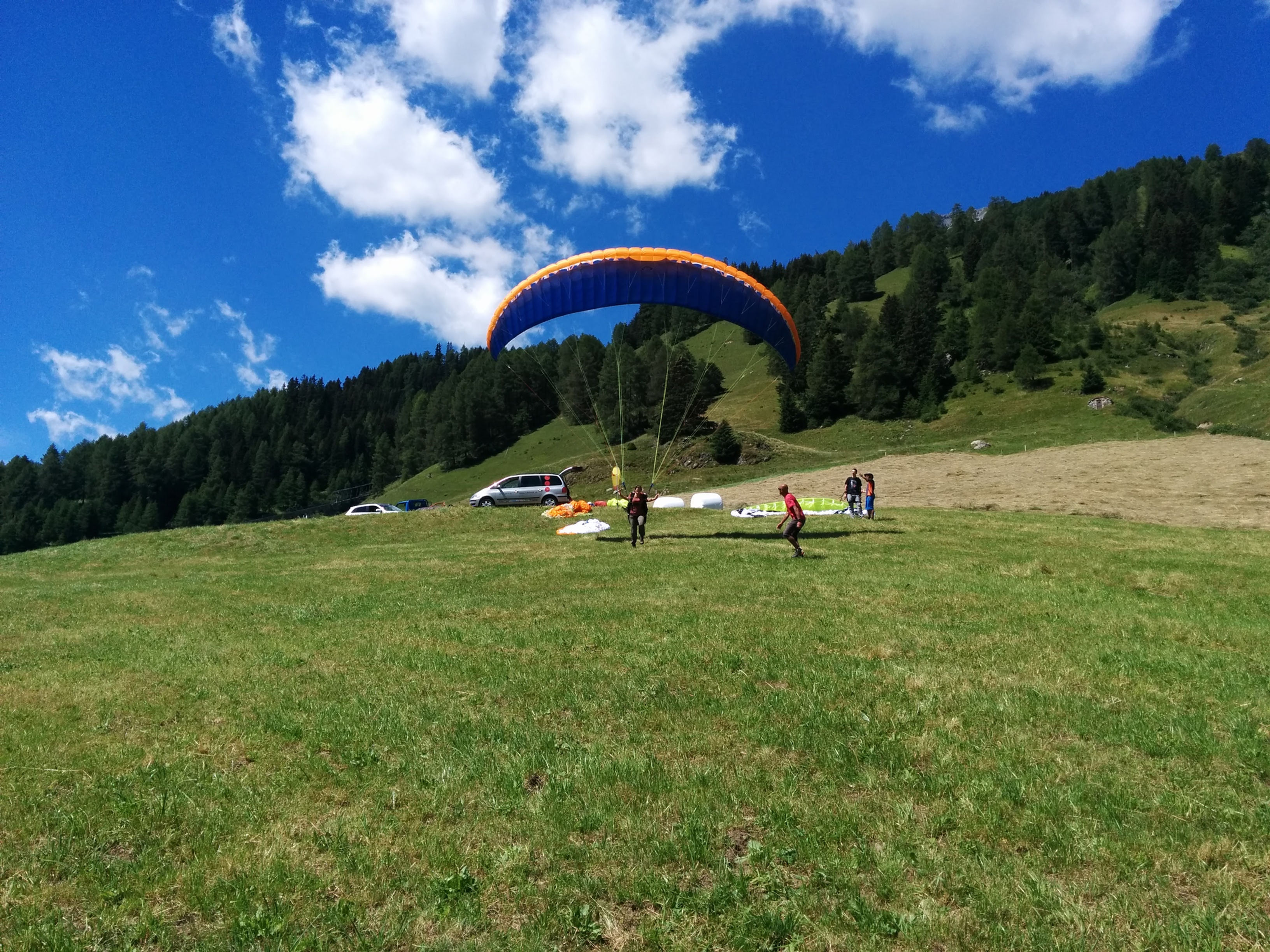 Ein Gleitschirm wird in der Cobra hochgezogen