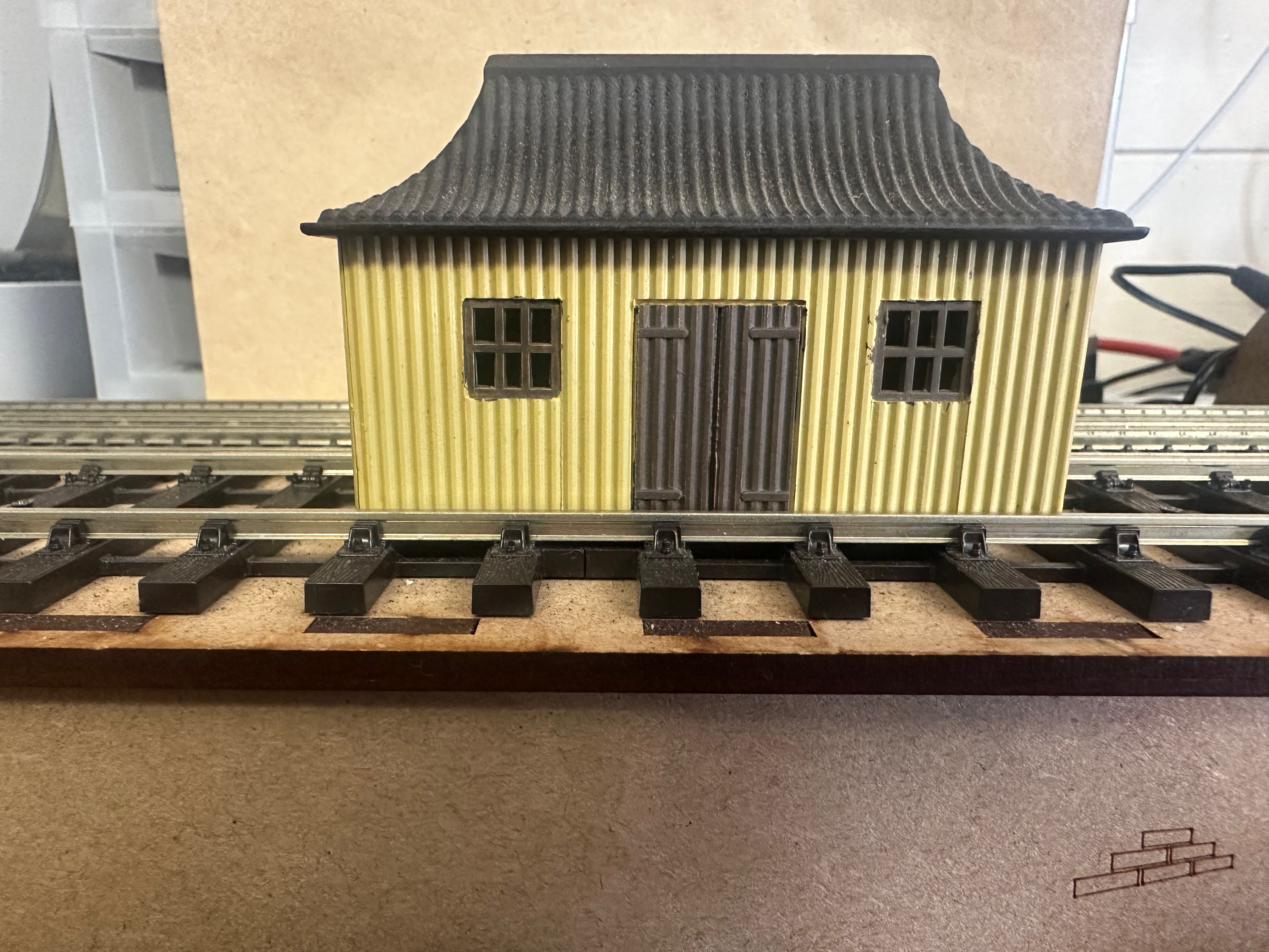 Cream & Brown Halt