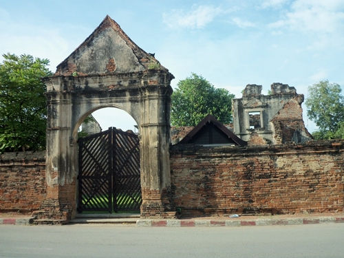 Facade and remains of Wichayen House, residence of Phaulkon in Lop Buri (Photo courtesy of Tourism Authority of Thailand)