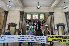 Auditores fiscais suspendem o atendimento ao público e parte da liberação de cargas no Porto de Santos, SP