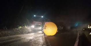 Carreta com produto químico tomba e bloqueia Via Anchieta por quase oito horas