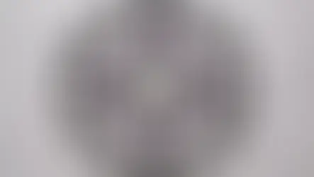 Mandala energética formada por cristais Turmalina Negra, Ametista, Quartzo Branco, Ônix e Selenita, organizada em padrão circular.