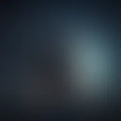 Lua Nova iluminada sobre uma paisagem escura, destacando detalhes da superfície lunar sob um céu estrelado.